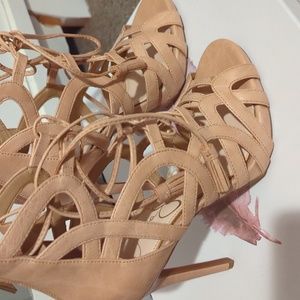 Jessica Simpson, size 6m, Buff